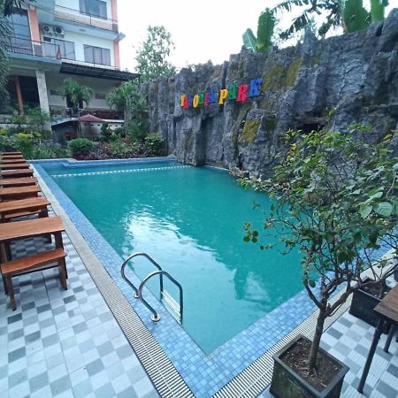 Grand Valonia Hotel เจมเบอร์ ภายนอก รูปภาพ