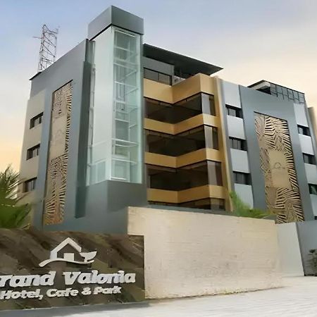 Grand Valonia Hotel เจมเบอร์ ภายนอก รูปภาพ