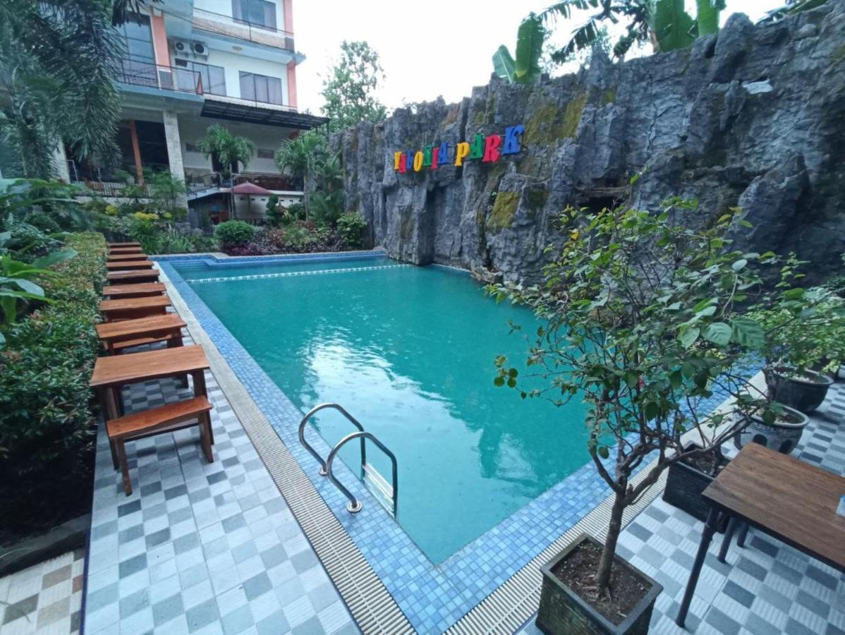 Grand Valonia Hotel เจมเบอร์ ภายนอก รูปภาพ