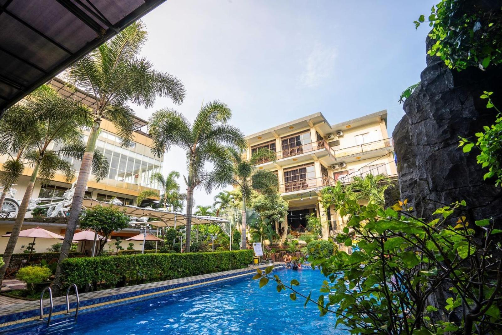 Grand Valonia Hotel เจมเบอร์ ภายนอก รูปภาพ