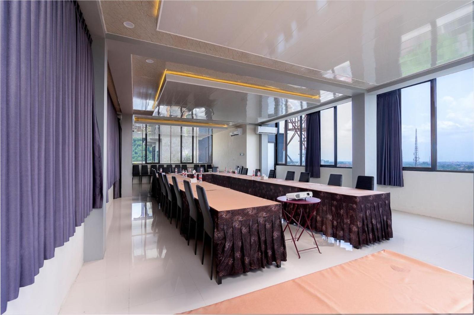 Grand Valonia Hotel เจมเบอร์ ภายนอก รูปภาพ