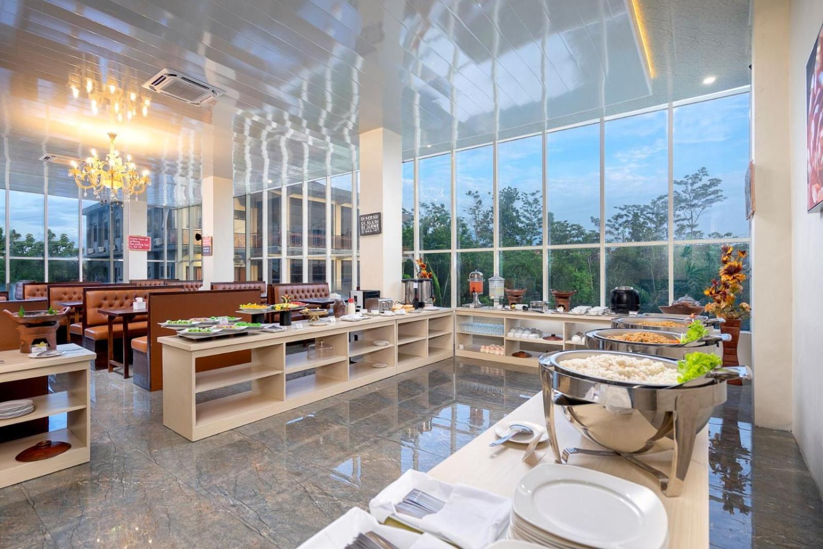 Grand Valonia Hotel เจมเบอร์ ภายนอก รูปภาพ