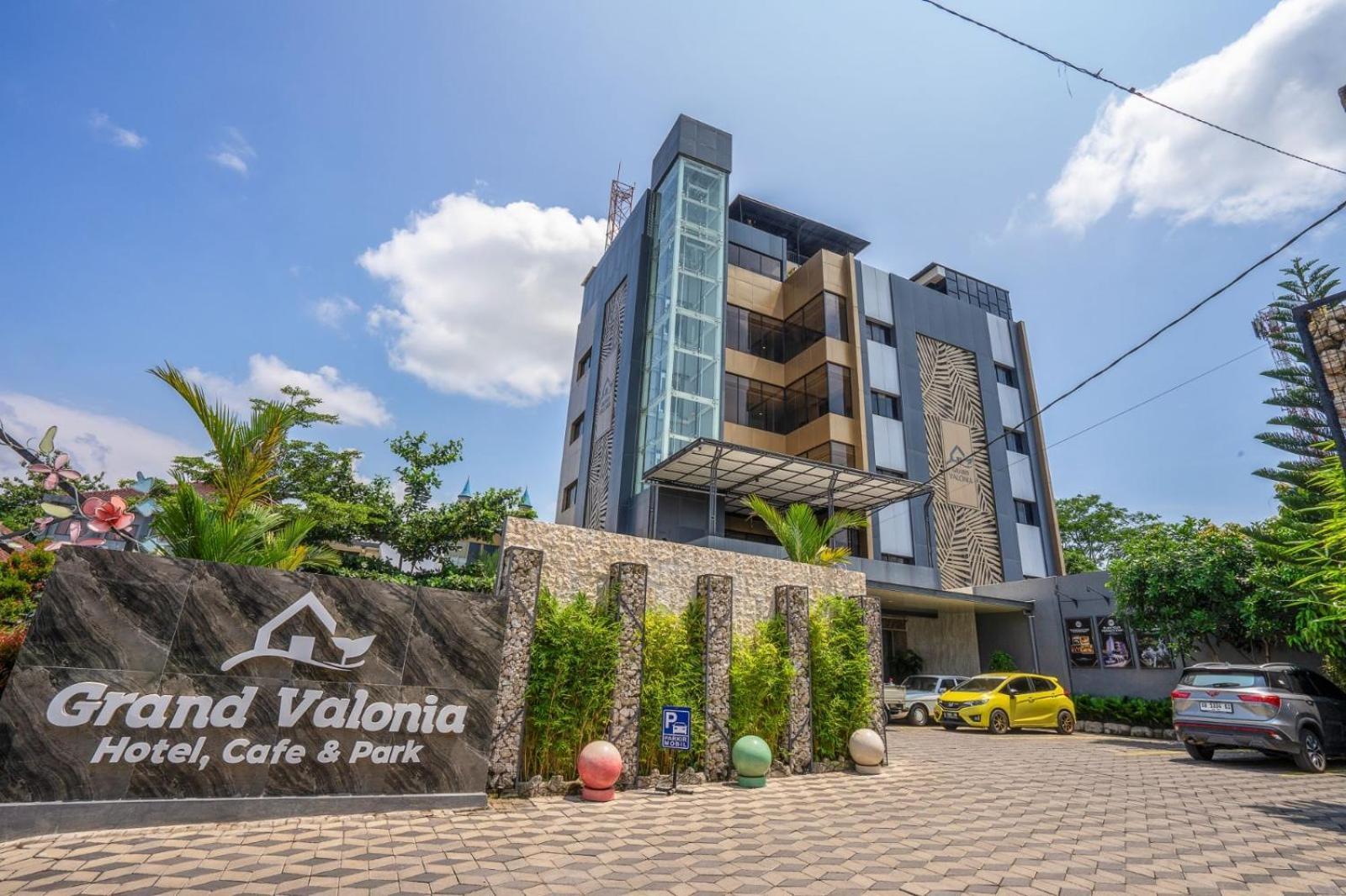 Grand Valonia Hotel เจมเบอร์ ภายนอก รูปภาพ