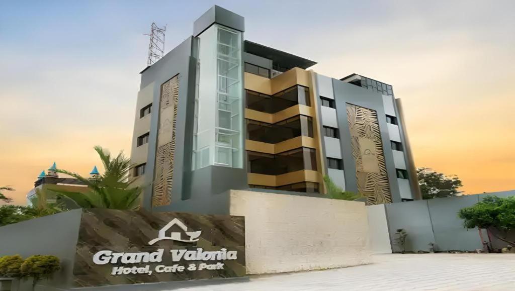 Grand Valonia Hotel เจมเบอร์ ภายนอก รูปภาพ