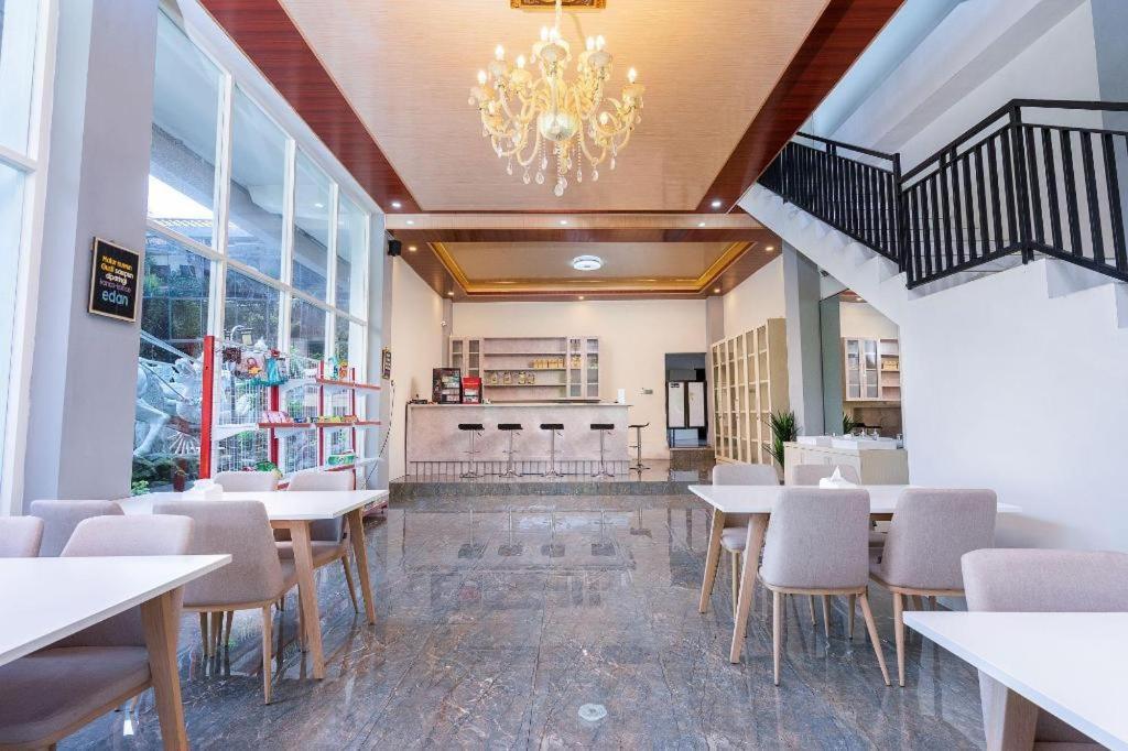 Grand Valonia Hotel เจมเบอร์ ภายนอก รูปภาพ